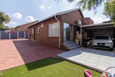 Townhouse For Sale in Mayberry Park, Alberton